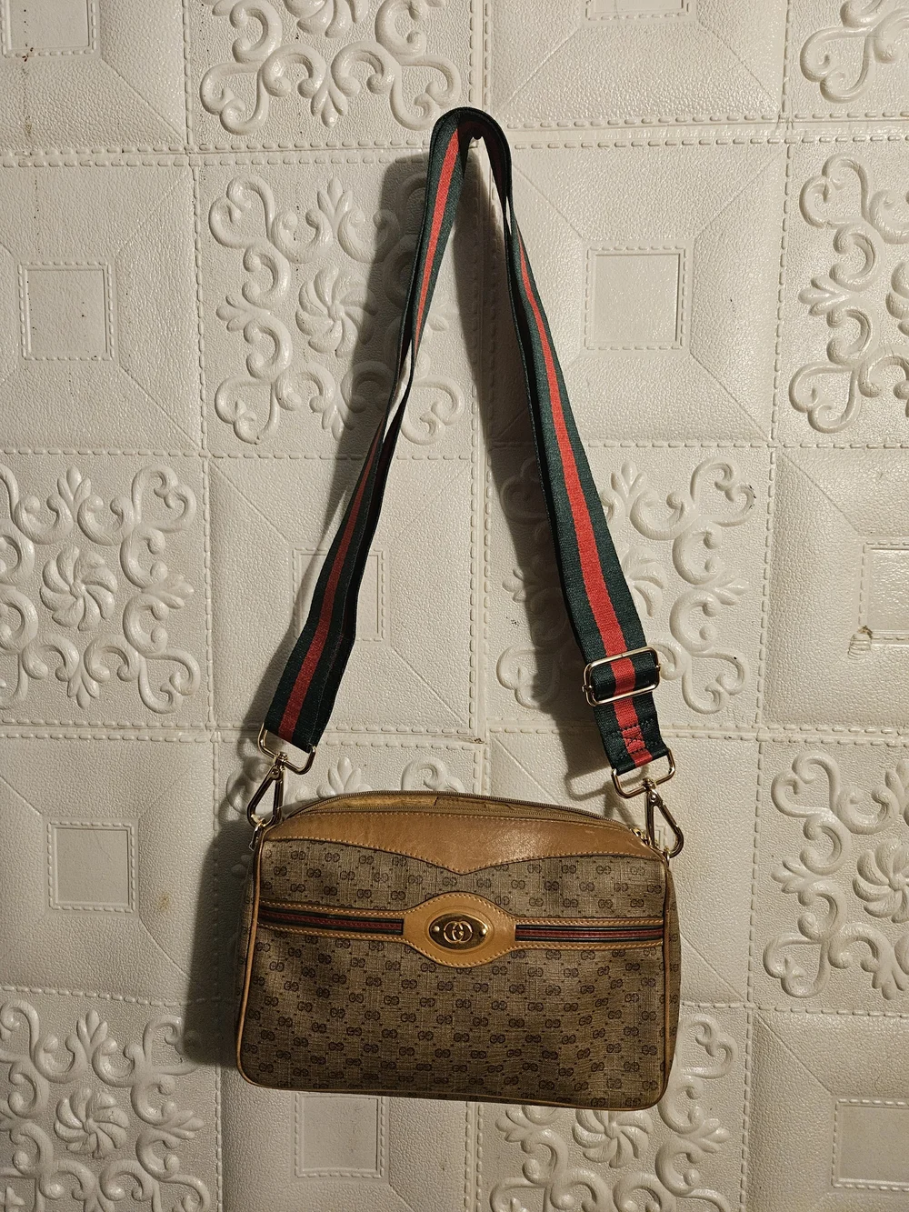 Gucci Men's Signature Pattern Crossbody Toiletry Clutch Bag in Brown AUTHENTIC